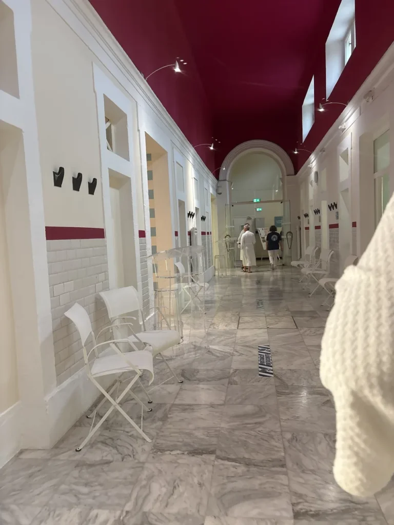 Thermes de Saint-Honoré-les-Bains : cures et bien-être, nous avons testé Couloir des soins des thermes de Saint-Honoré-les-Bains, plafond rouge