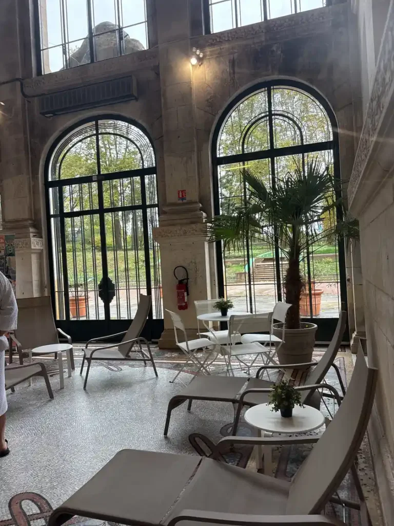 Thermes de Saint-Honoré-les-Bains : cures et bien-être, nous avons testé Salle de détente des thermes de Saint-Honoré-les-Bains, au cœur du Morvan